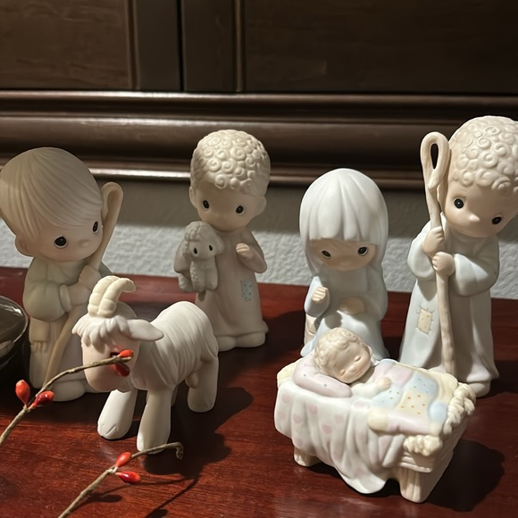 Precious Moment 12 piece Nativity Set. - Picture 3 of 10